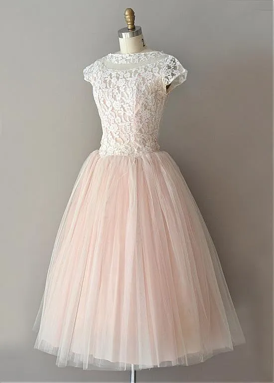 Chic Lace Bateau Neckline Short Sheath Homecoming Dress