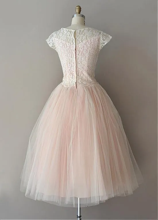 Chic Lace Bateau Neckline Short Sheath Homecoming Dress