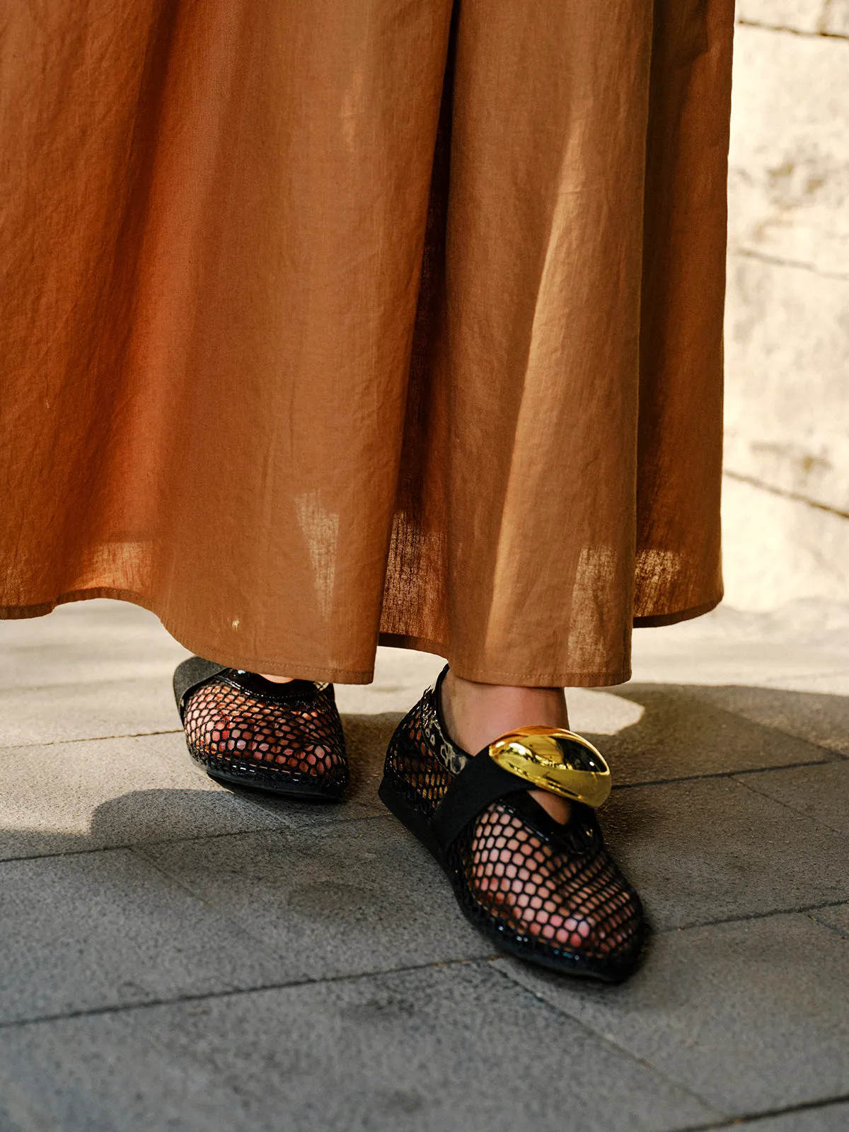Mesh Design Shoes With Golden Accent