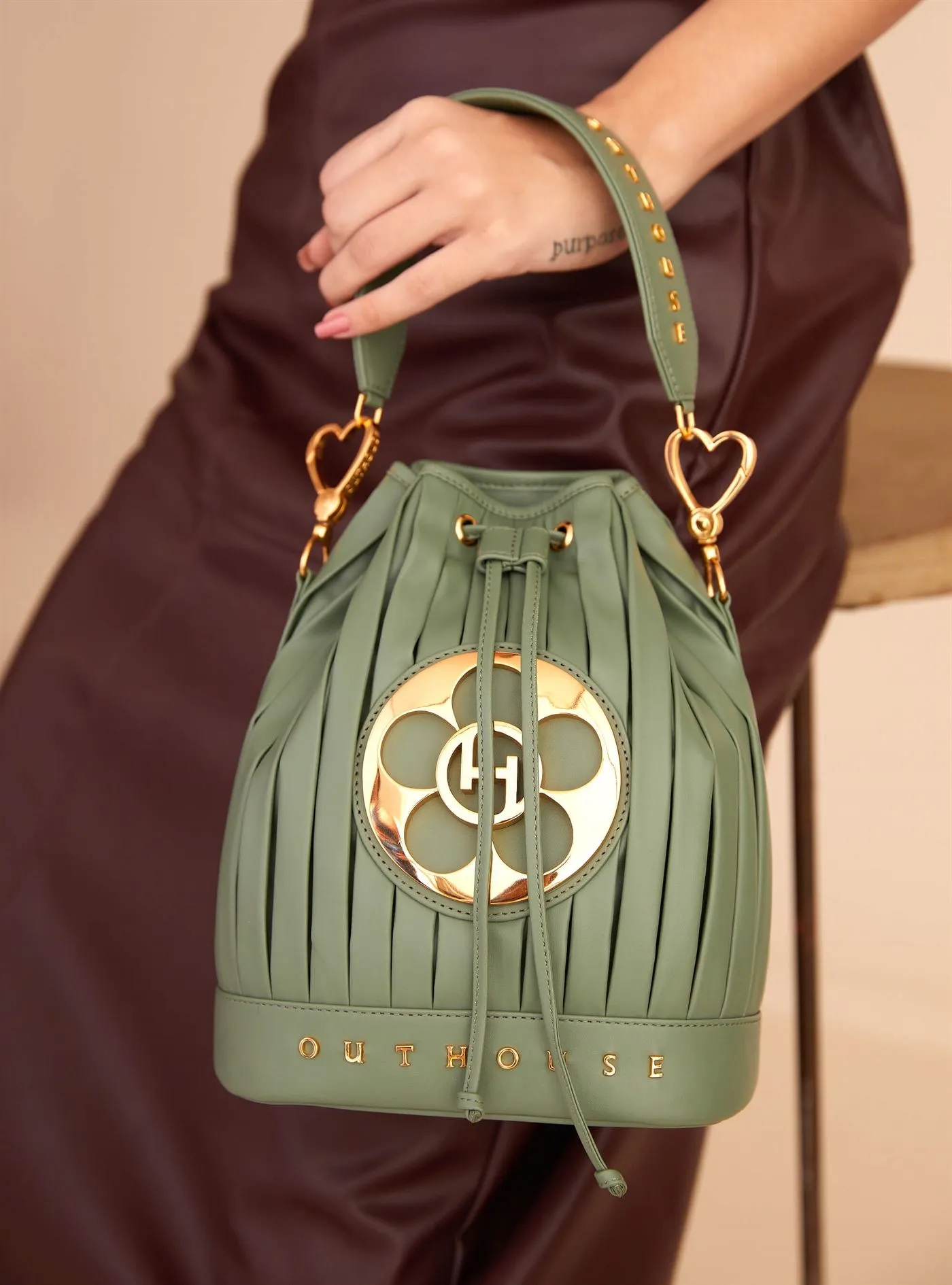 Outhouse   I   Oh Poppi Price Street Bucket Bag in Fern Green Vegan Leather Accessories OHBG21BB011