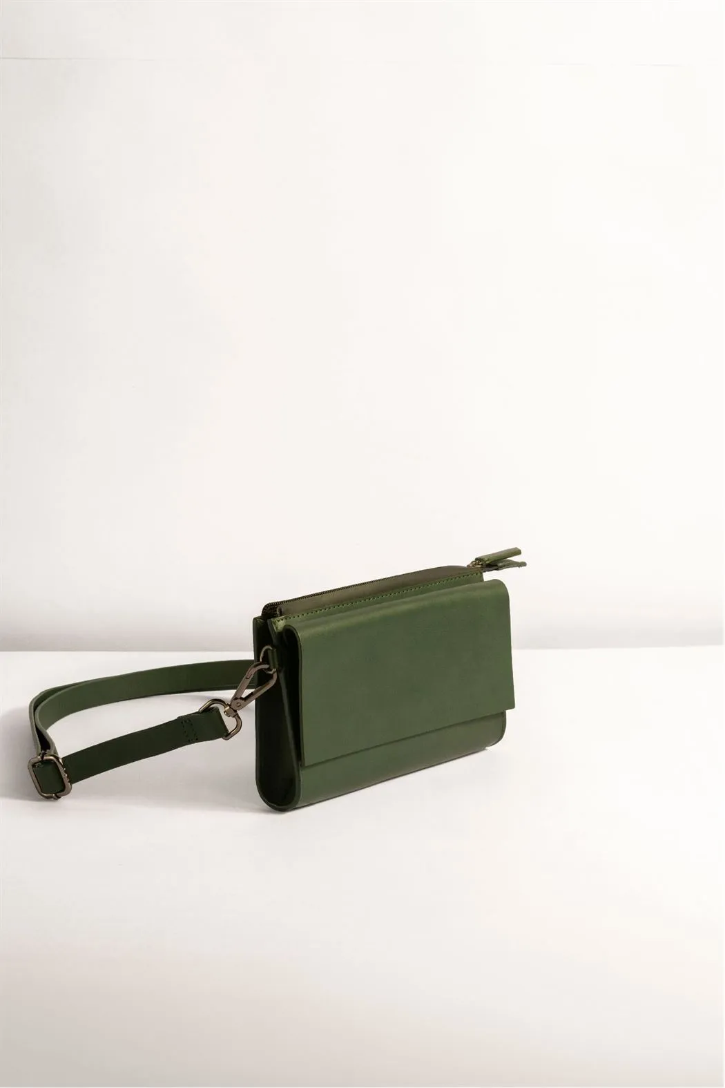 Tanned   I   Essential Pouchette  Classic Thin Strap  Wallet, Sling, Cross Body  Dark Green  TO/EP-DG  I Leather Bag